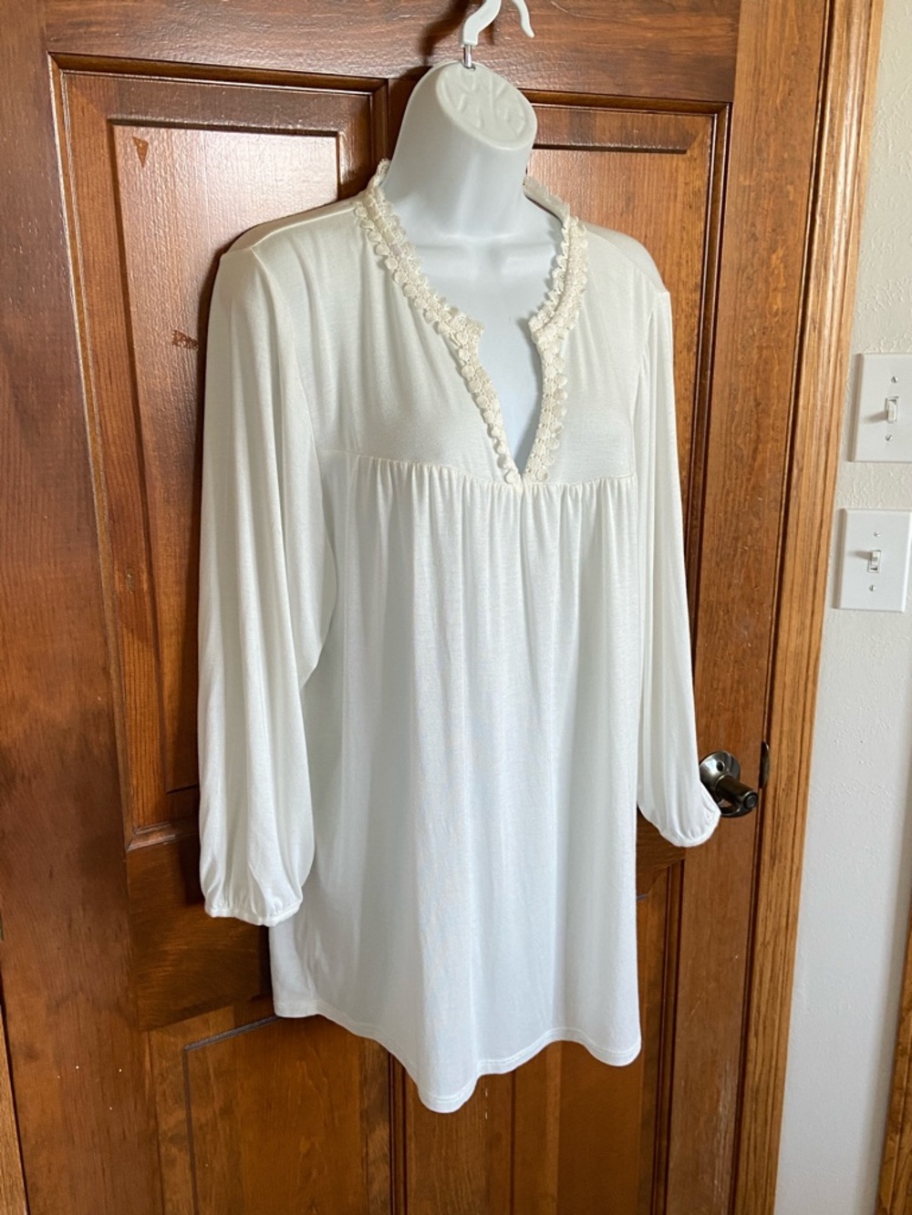 Boden long-sleeve white blouse / tunic featuring a lace-trimmed V-neckline XL